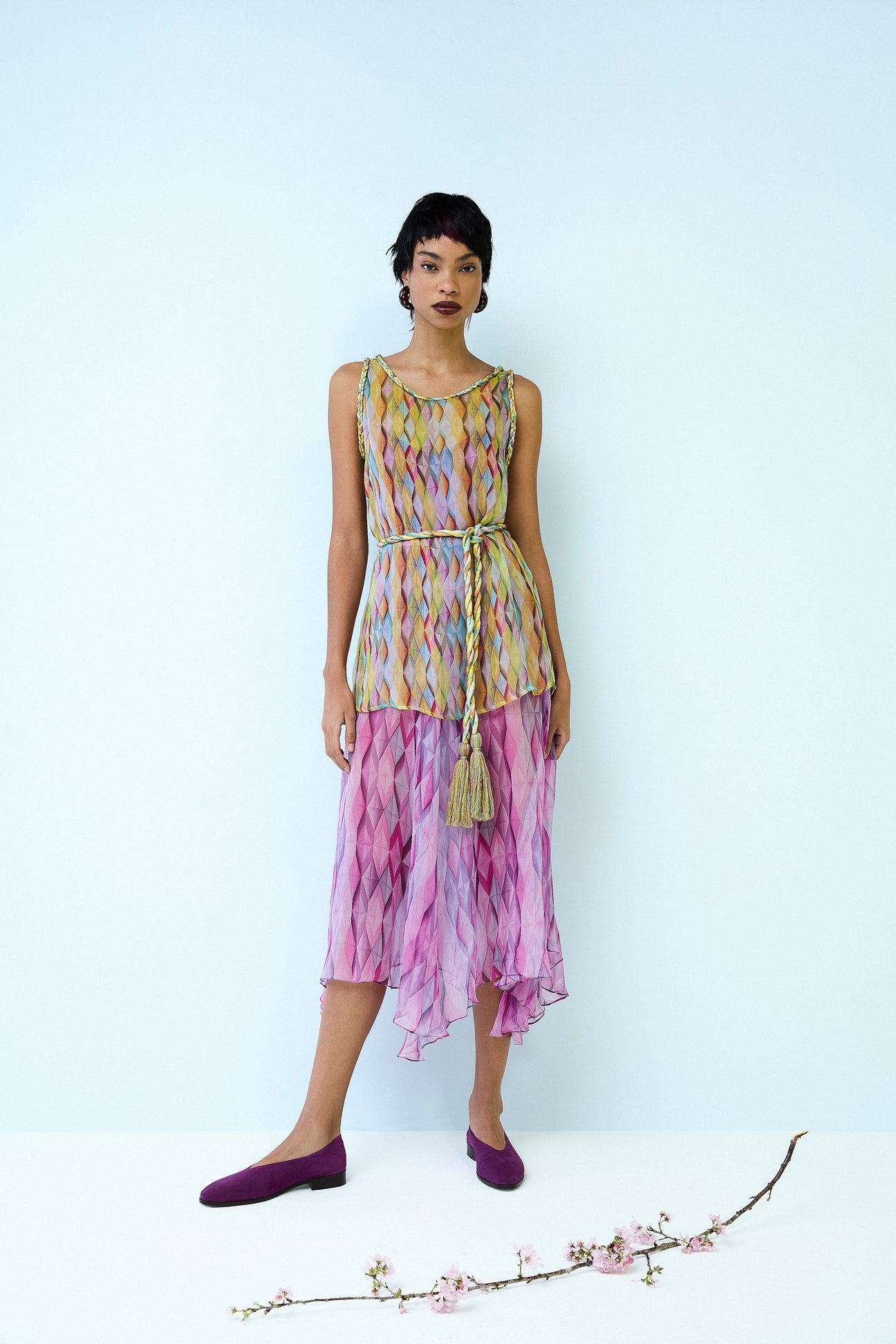 Modelo vestindo Regata ‘Chiffon’ Diamantes em chiffon de seda 100%, com estampa exclusiva de diamantes multicoloridos, design amplo e cintura com elástico.