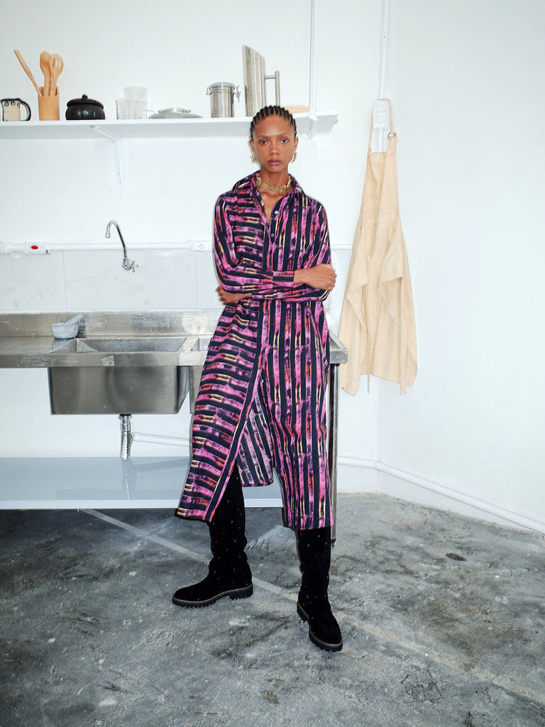 Vestido Chemise Milus em Algodao com Manga Longa e Estampado em Tons de Preto, Roxo e Amarelo