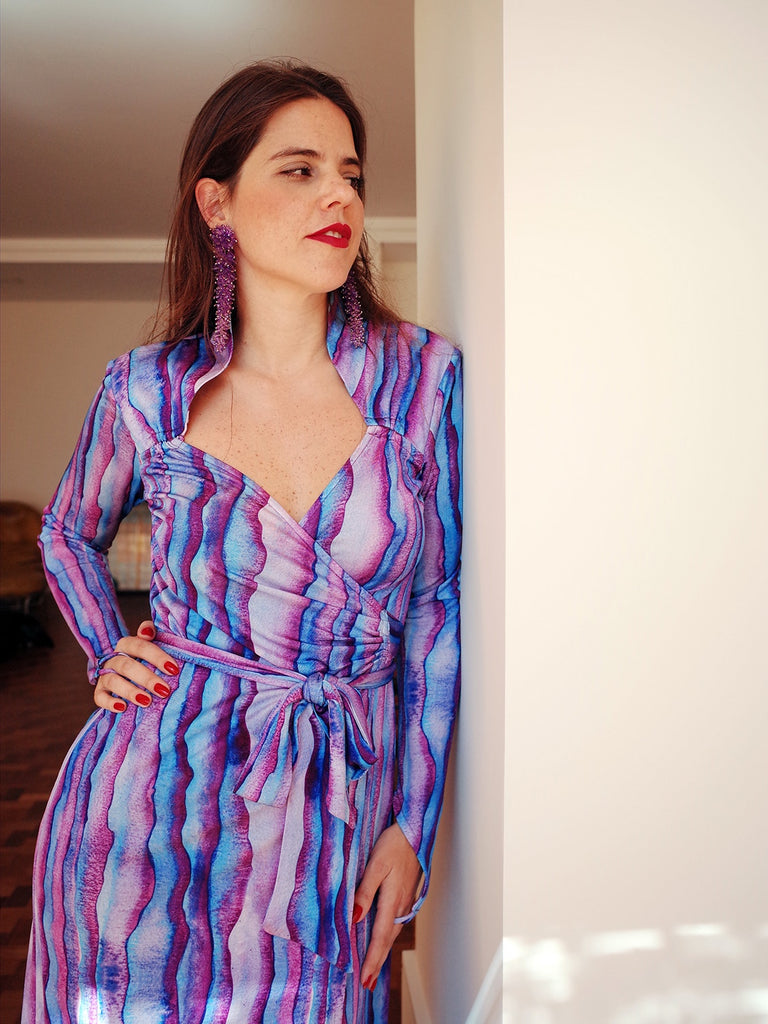 Vestido em jersey cachecoeur, feita em Viscose com estampas listradas nos tons de Roxo e Azul