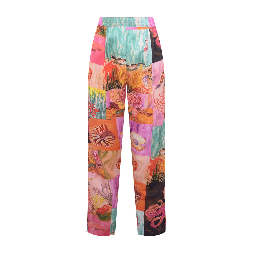 Calça feminina Hampi Mar Rosa da marca Alix, feita em tricoline 100% algodão, com estampa colorida e estilo tropical. Moda brasileira.