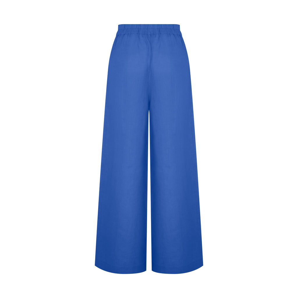 Vista traseira da Calça Yas Azul feita em linho 100%, com caimento fluido e textura natural.