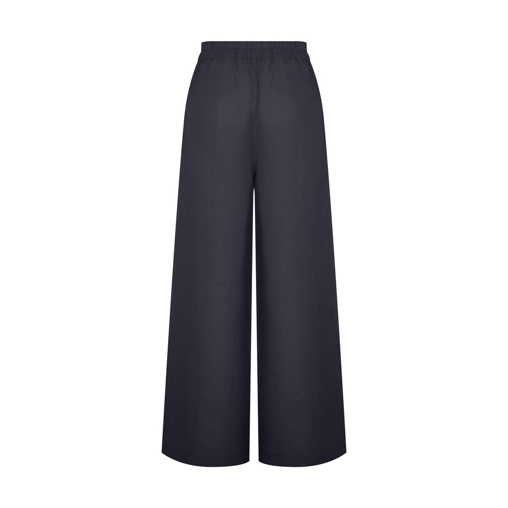 Vista traseira da Calça Yas Preta feita em linho 100%, com cintura alta e acabamento sofisticado.