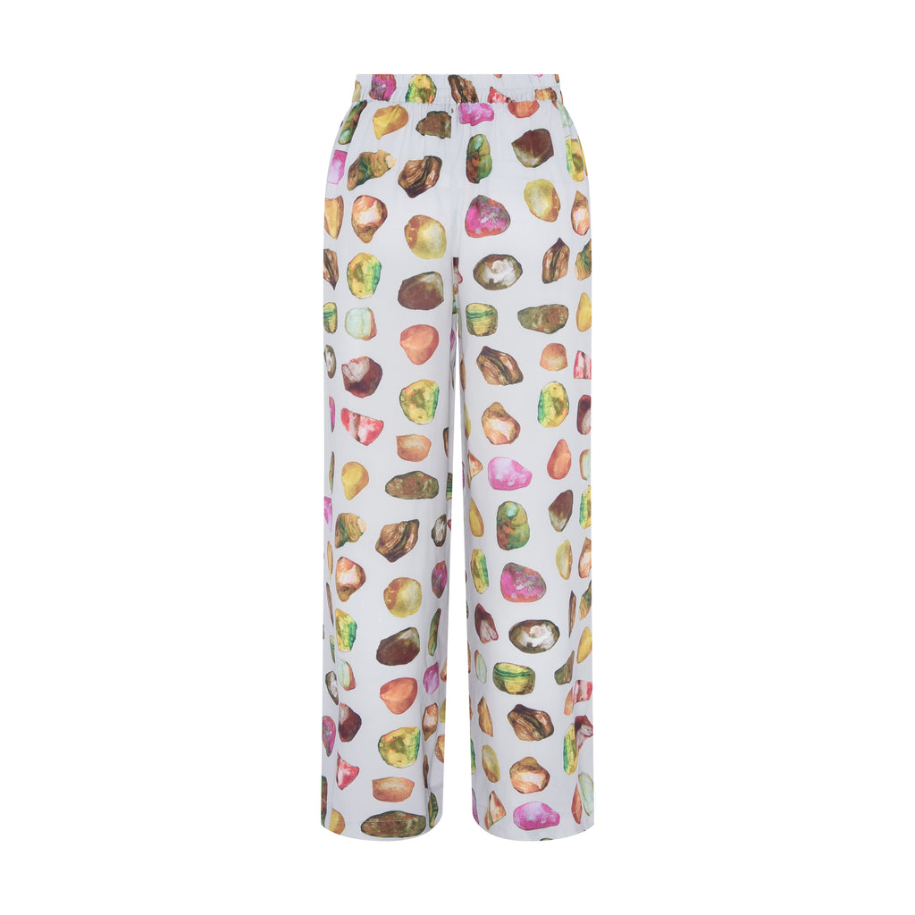 Vista traseira da calça Yas Pedraria em chine due, estampa exclusiva aquarelada e caimento fluido e confortável.