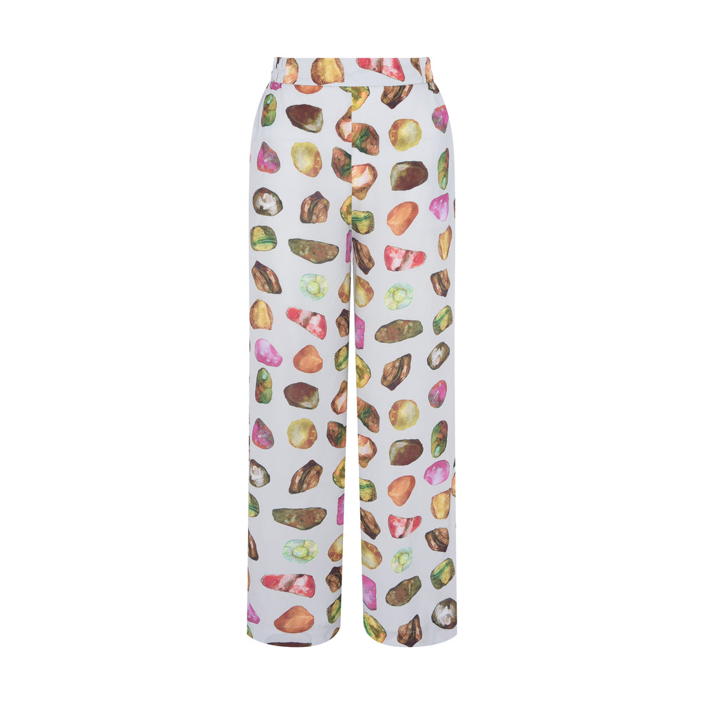 Still frontal da calça Yas Pedraria em chine due, com cintura alta, elástico no cós e estampa pintada à mão.