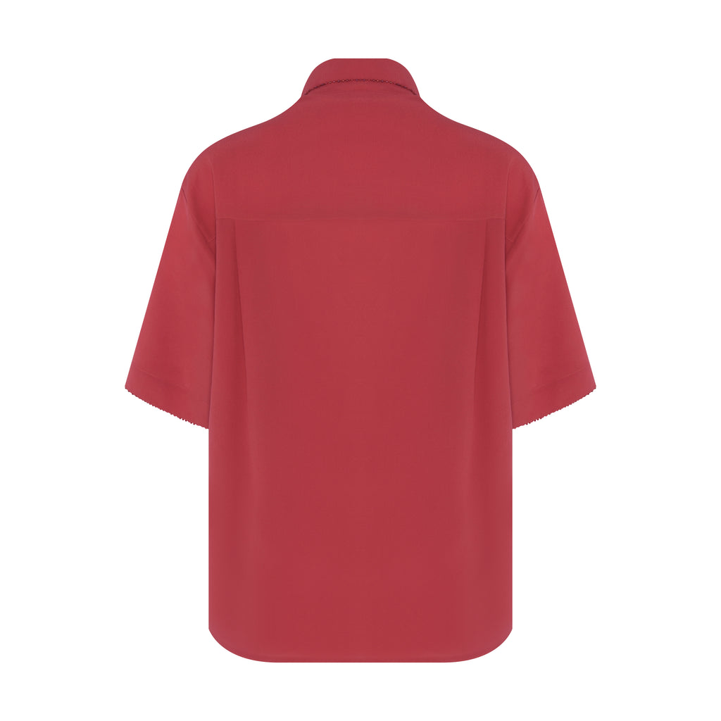 Vista traseira da Camisa Gala Vermelha em seda com corte fluido e acabamento refinado, ideal para composições elegantes.