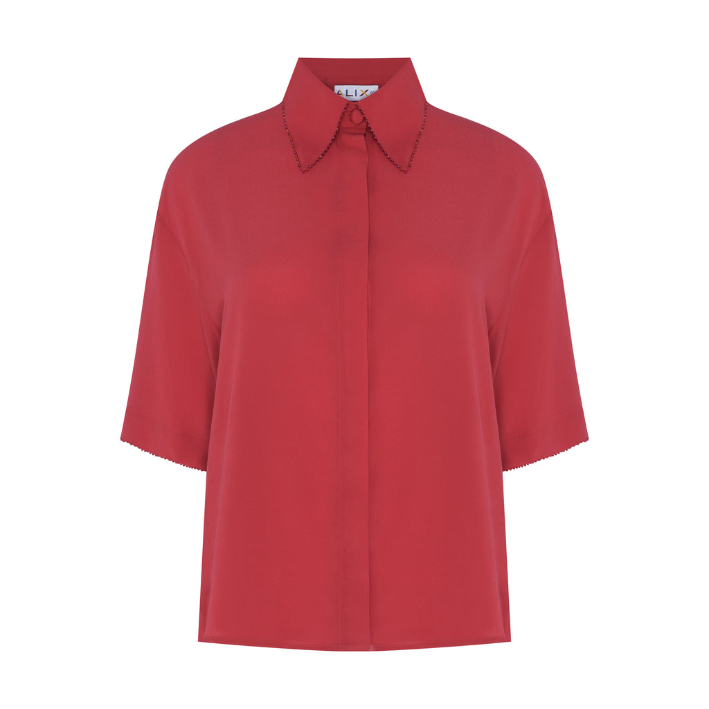 Vista frontal da Camisa Gala Vermelha em seda pura com fechamento frontal e bordado artesanal em miçangas delicadas.