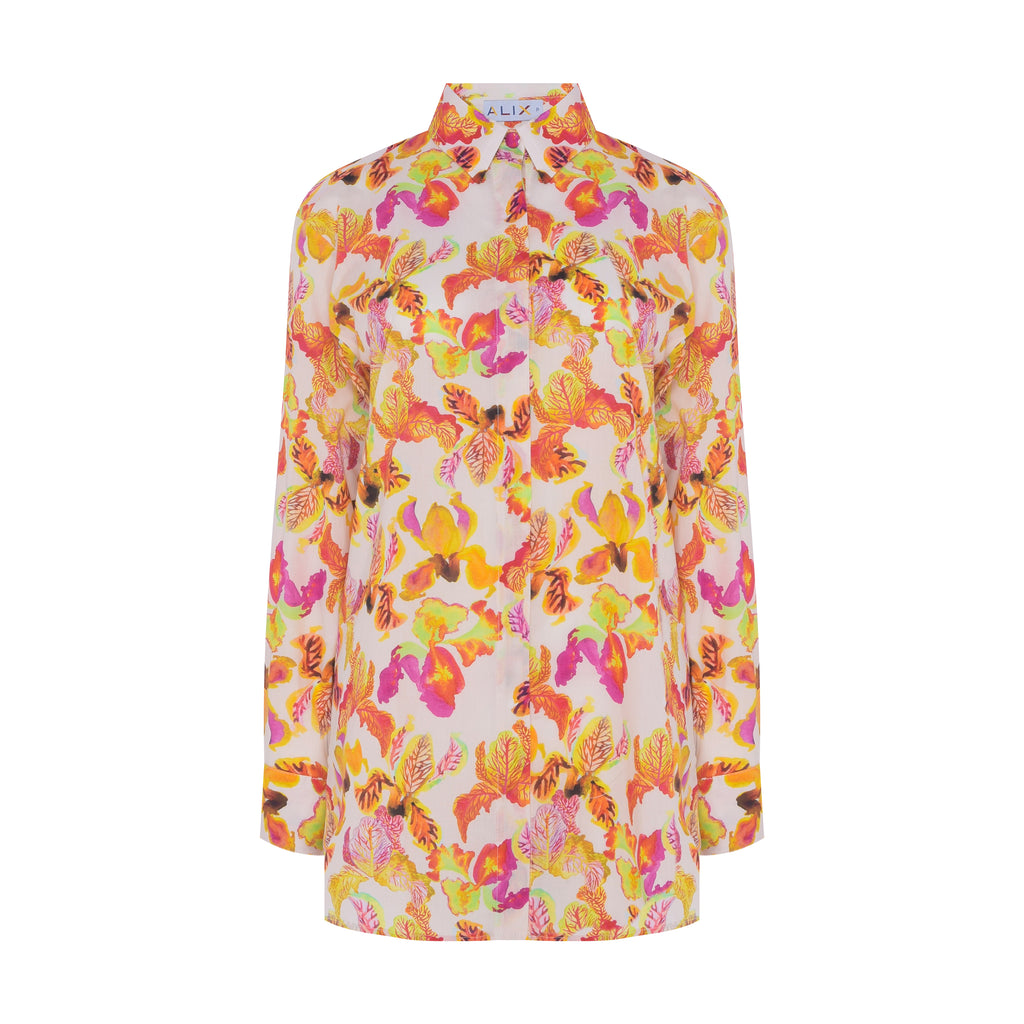 Vista frontal da Camisa Ruth Íris Branca feita em algodão leve com estampa pintada à mão e fechamento por botões.