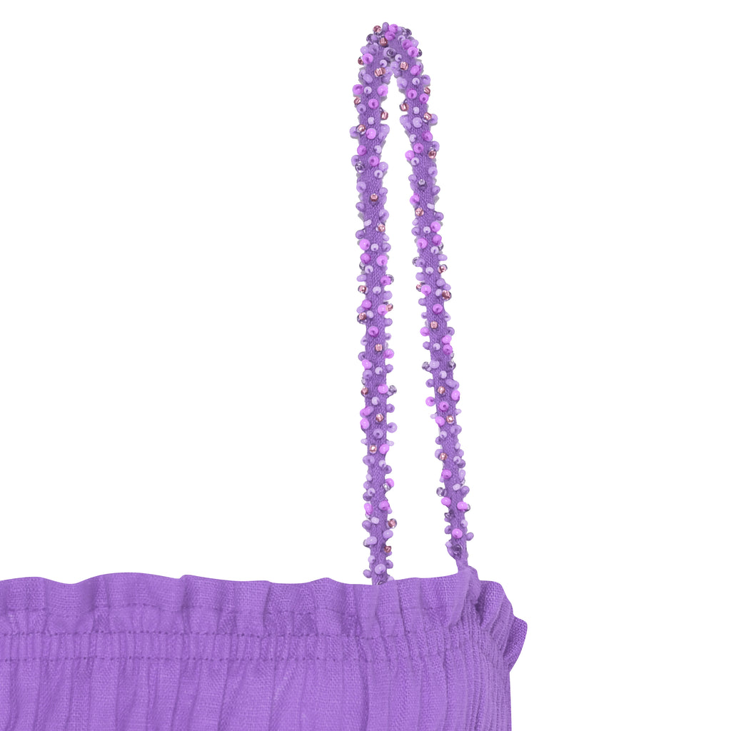 Detalhe das alças bordadas à mão do vestido Beatriz lilás em linho com miçangas coloridas e acabamento artesanal.