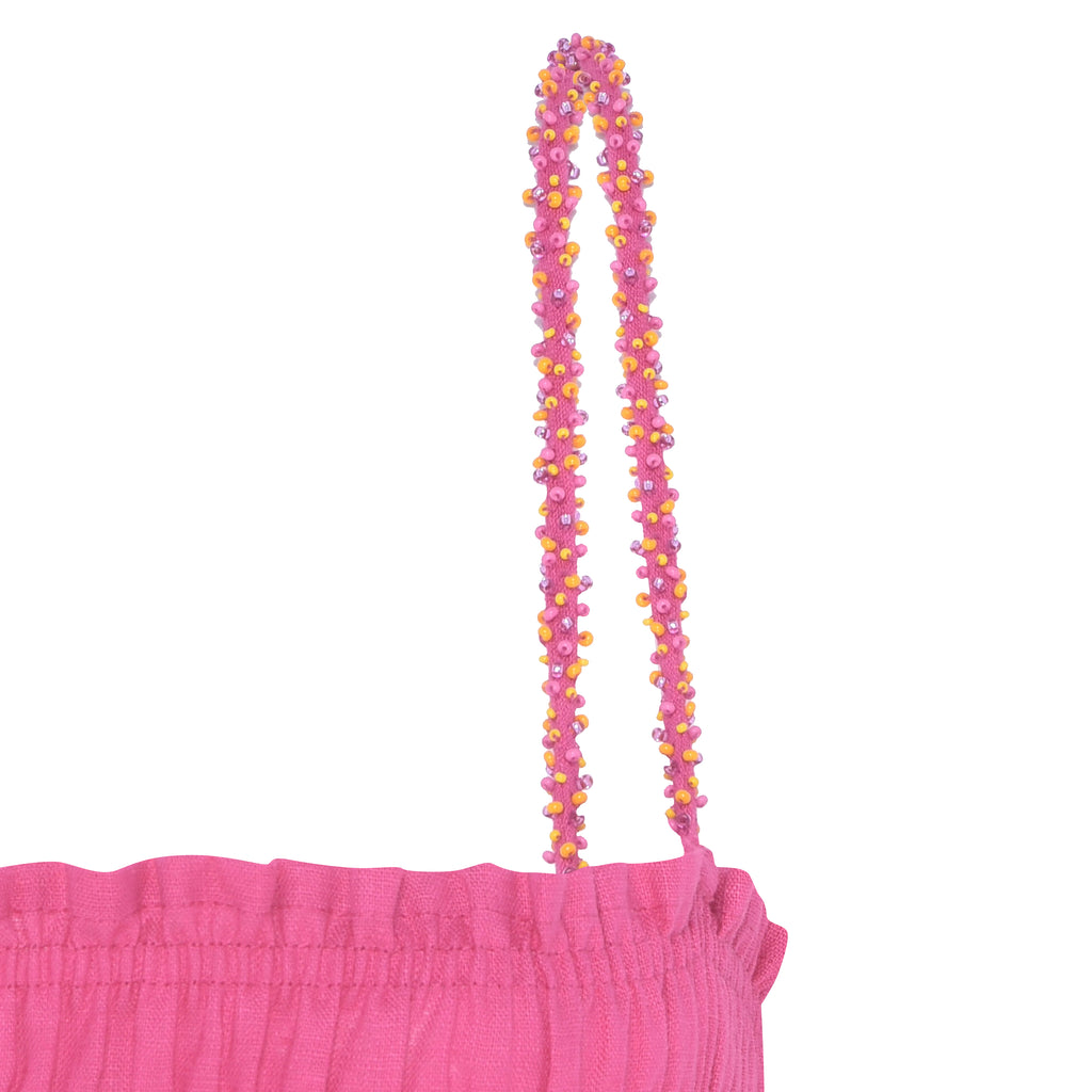 Detalhe das alças bordadas à mão do vestido Beatriz rosa em linho 100%, realçando o trabalho artesanal em miçangas.