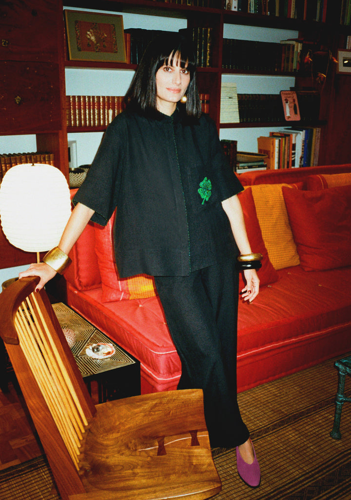 Modelo usando a Calça Yas Linho preta com cintura alta, cós elástico e caimento fluido em linho puro.