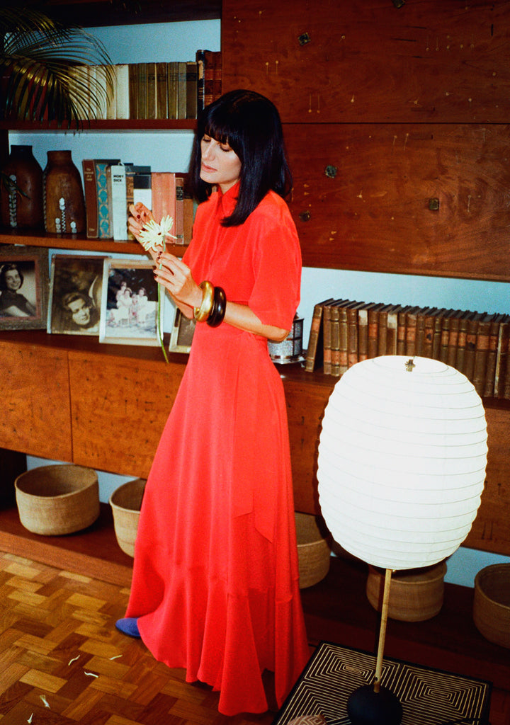 Modelo usando a Camisa Gala Vermelha em seda com bordado manual em miçangas de vidro e modelagem ampla e fluida.