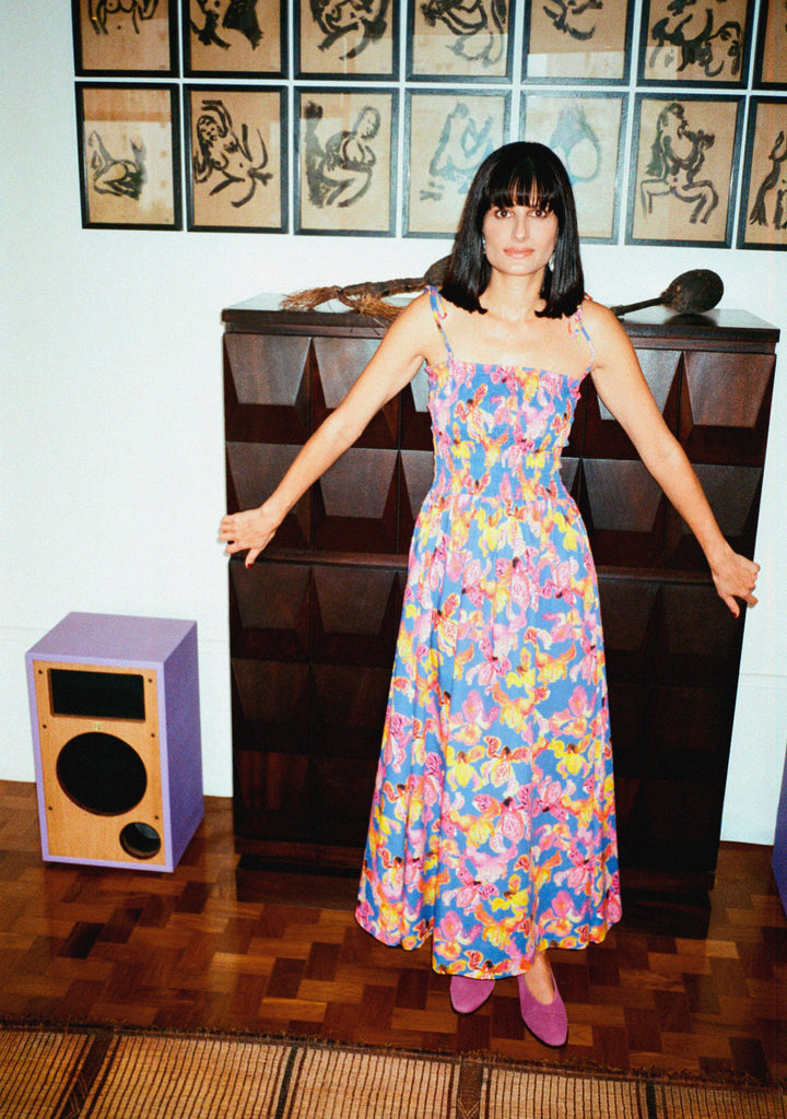 Modelo usando o vestido Beatriz Íris Azul em algodão 100% com estampa floral aquarelada e lastex no busto e cintura.