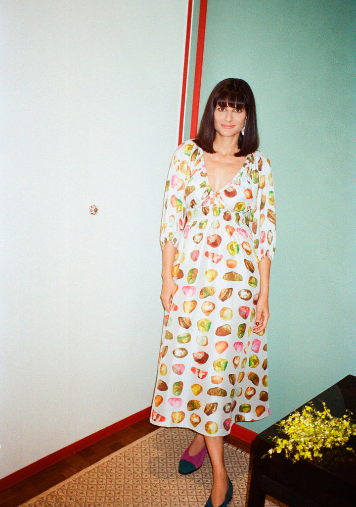 Modelo usando o Vestido Maysa Pedraria em shantung de seda pura com decote acentuado e estampa artesanal pintada à mão.