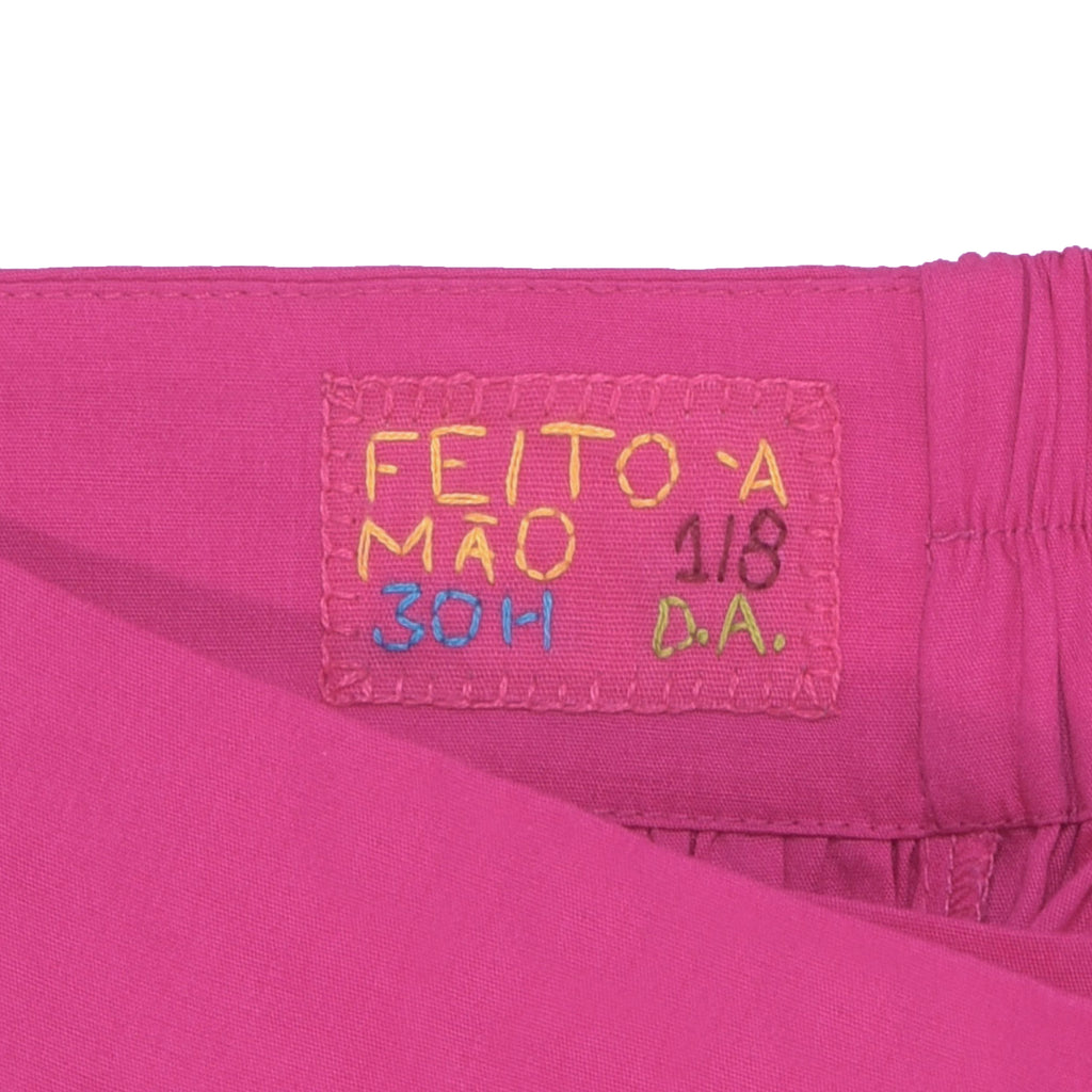 Etiqueta “Feito à Mão” da saia Vera Listras rosa, em tricoline de algodão com acabamento artesanal exclusivo.