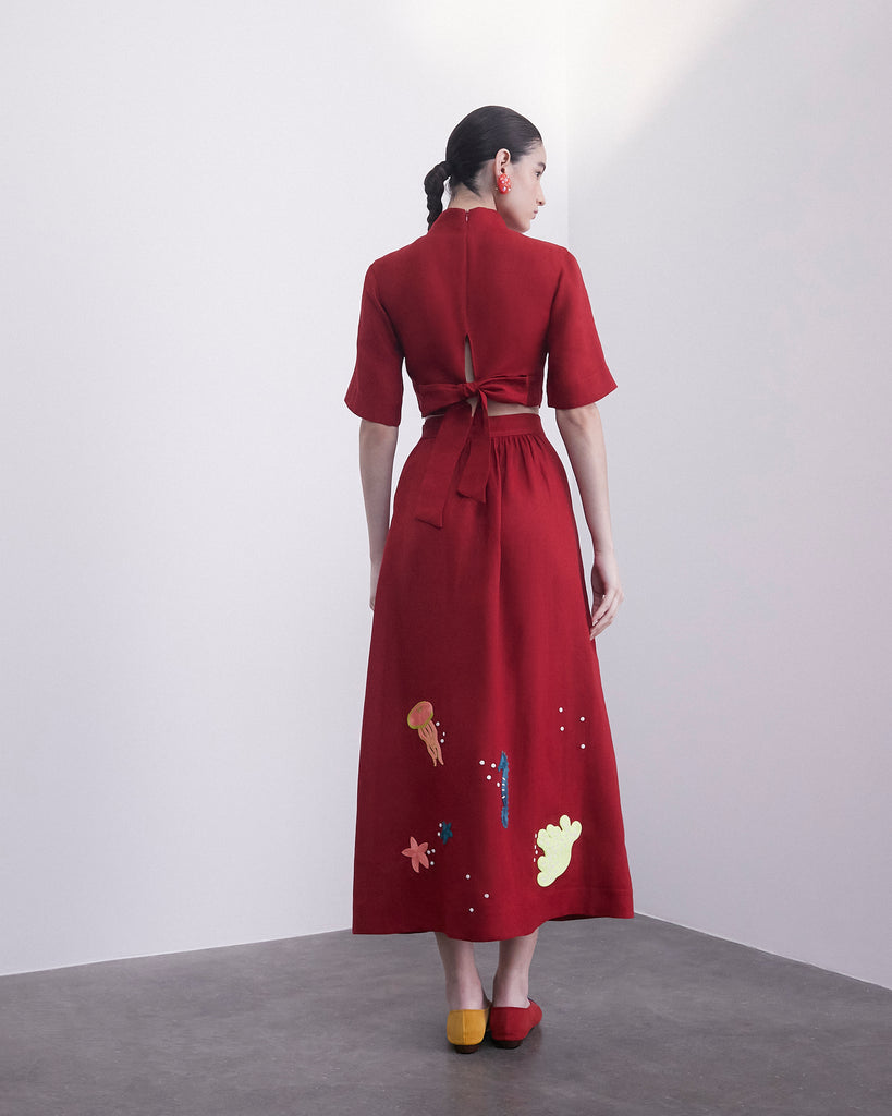 Vista traseira do Top 'Nadia' Mar Vermelho com detalhe da amarração. Top feminino em linho com acabamento artesanal.