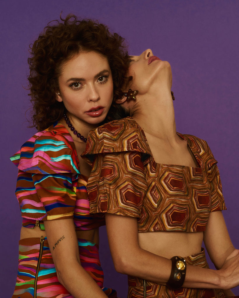 Top 'Yasmin' Tigre em composição com outro look da coleção Alix. Estampa vibrante e visual autêntico.