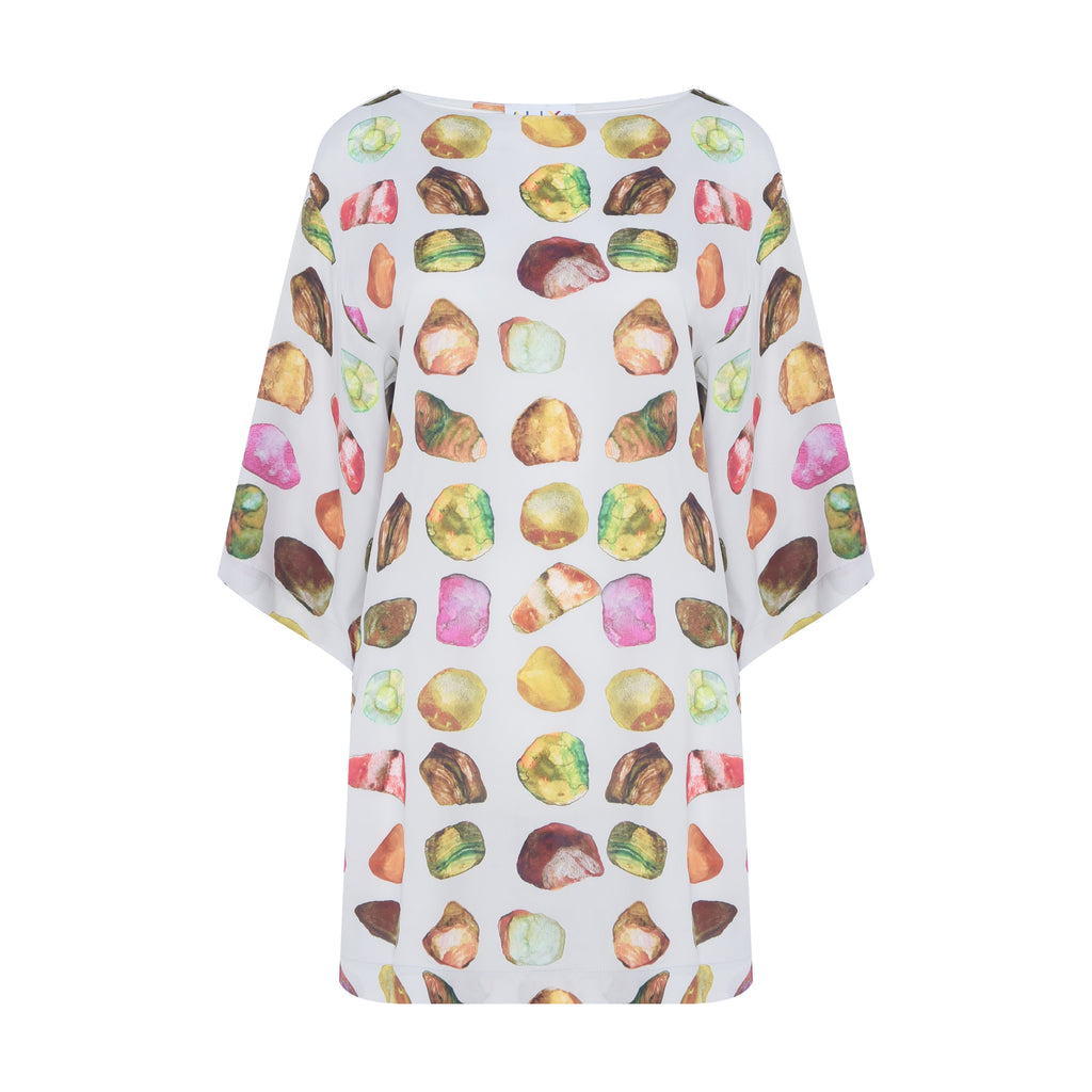 Still frontal da túnica Yas Pedraria em chine due, com decote canoa, fendas laterais e estampa pintada à mão.