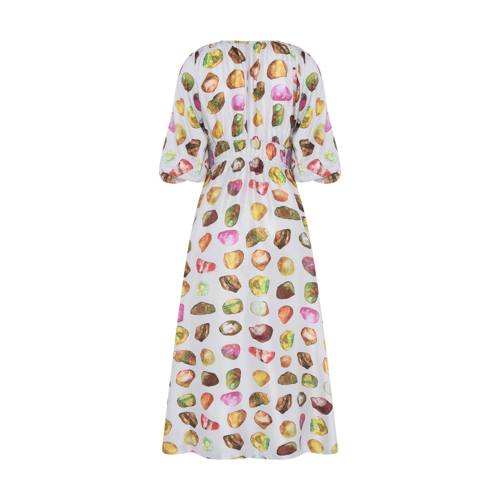 Vista traseira do Vestido Maysa Pedraria feito em shantung de seda, com modelagem ampla e caimento leve.