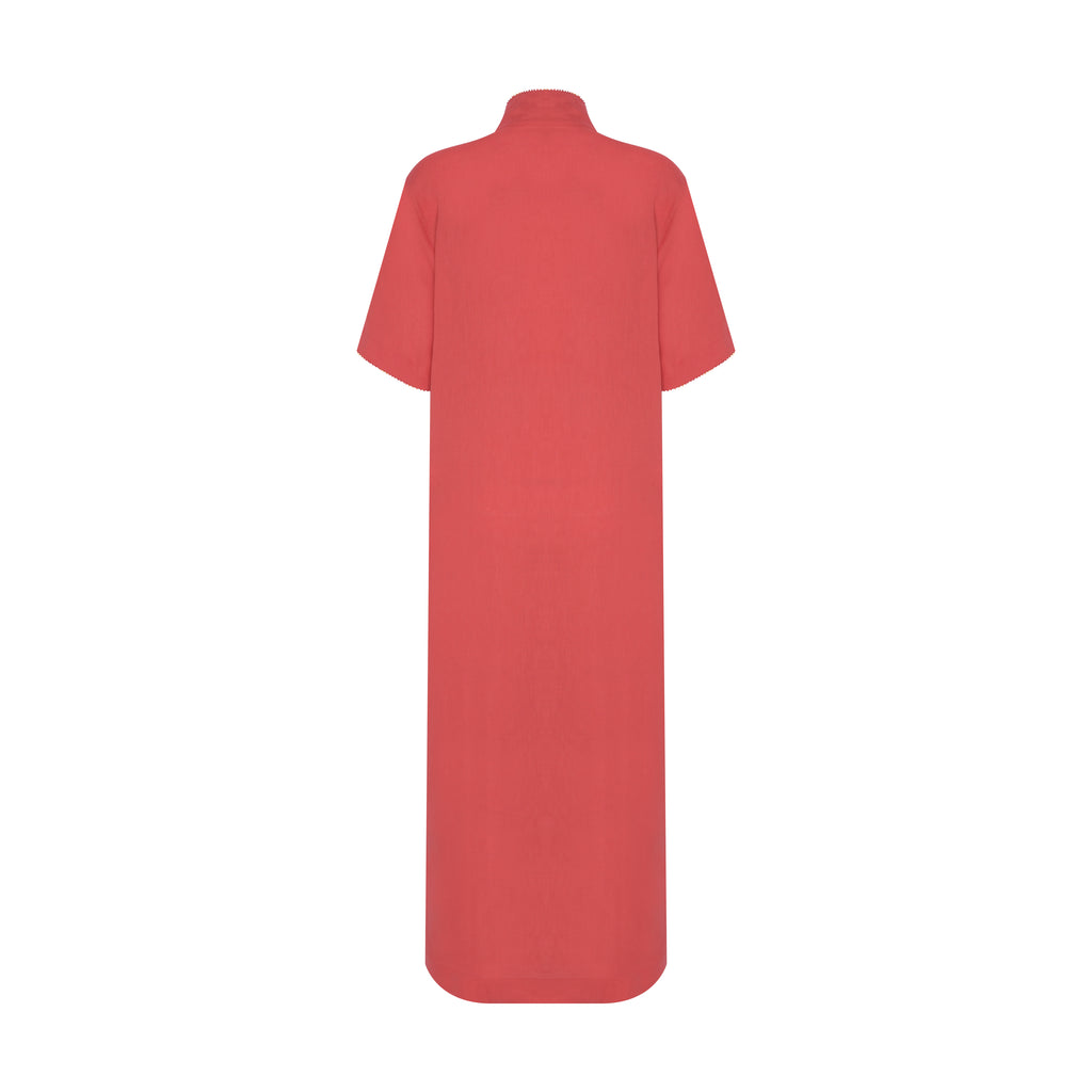 Vista traseira do Vestido Yas Conchas em linho com gola oriental e modelagem ampla e sofisticada.