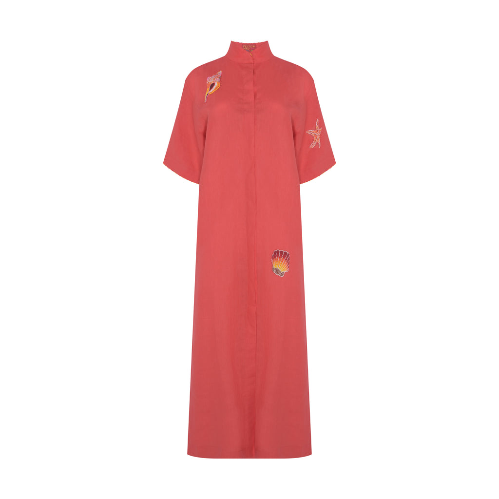 Vista frontal do Vestido Yas Conchas em linho coral com bolsos laterais e bordado artesanal em miçangas coloridas.