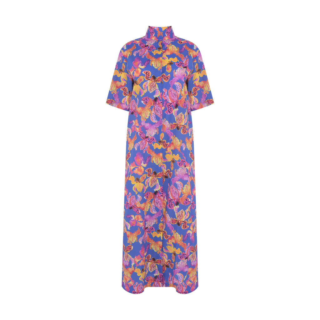 Vista frontal do vestido Yas Íris Azul em algodão com gola oriental e estampa floral multicolorida em aquarela.